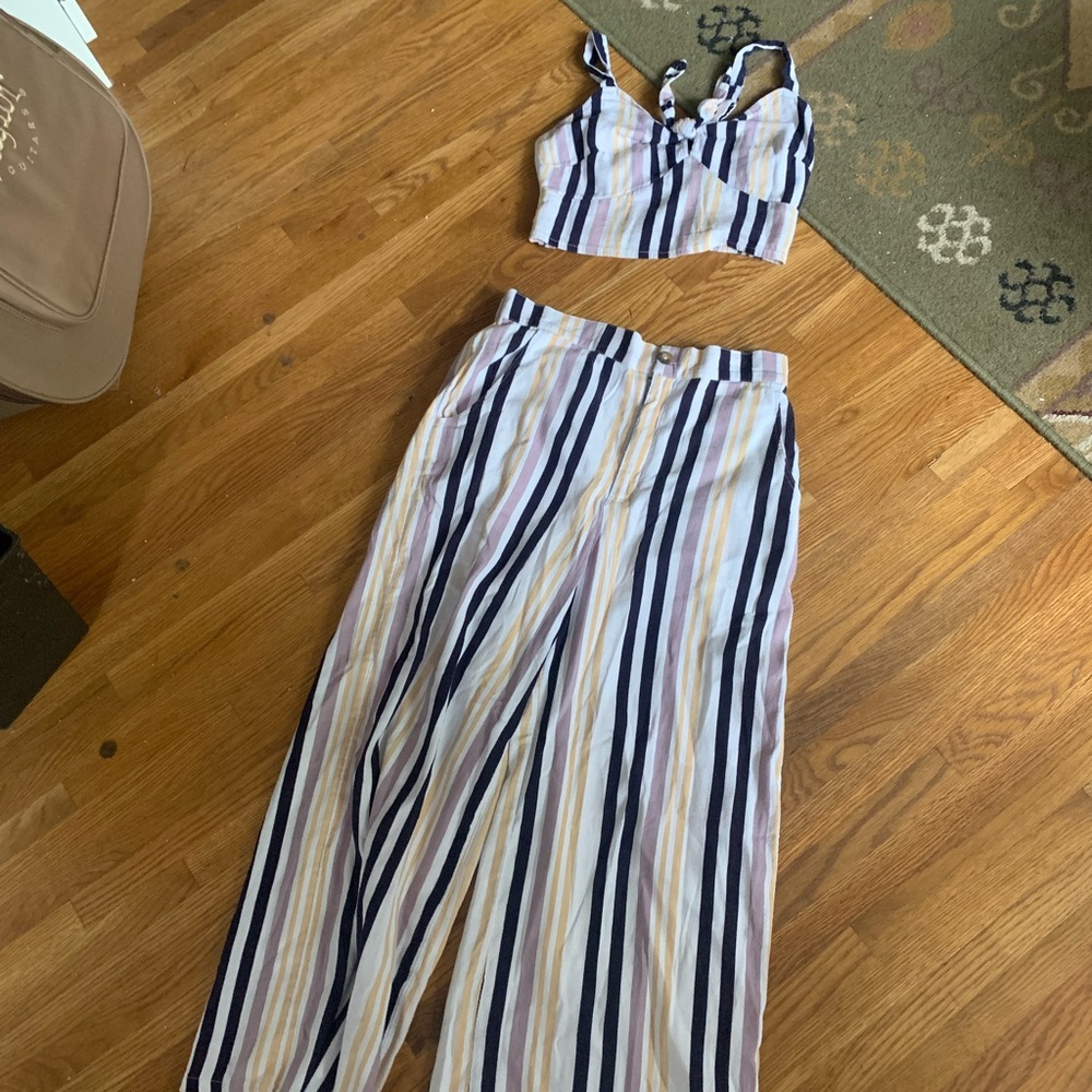Hollister outfit summery great condition. Crop top and flattering pants